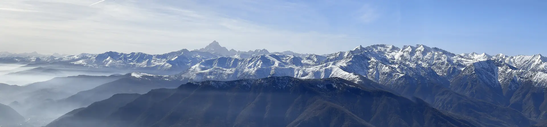 Horizonte alpino nevado visto por encima de la bruma