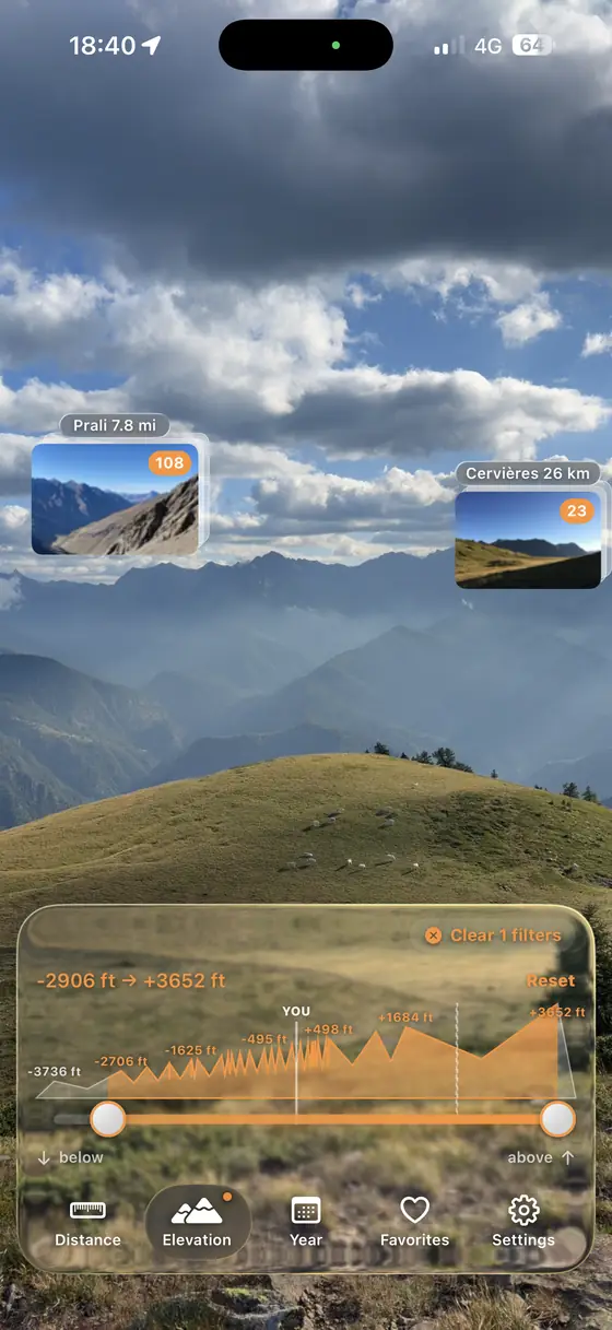 Vista en vivo de la cámara sobre un valle, con dos fotos colgadas de la cresta